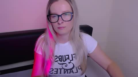 Snapshot of vanillaex_ chatting on September 22, 6:56 am Mia online show from September 22, 6:56 am