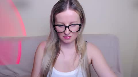 Mia online show from February 5, 1:14 pm