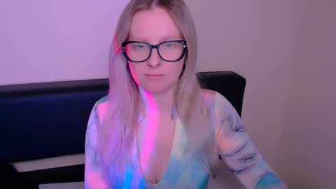 Snapshot of vanillaex_ chatting on September 29, 7:02 am Mia online show from September 29, 7:02 am
