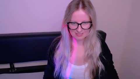 Snapshot of vanillaex_ chatting on September 27, 7:59 am Mia online show from September 27, 7:59 am