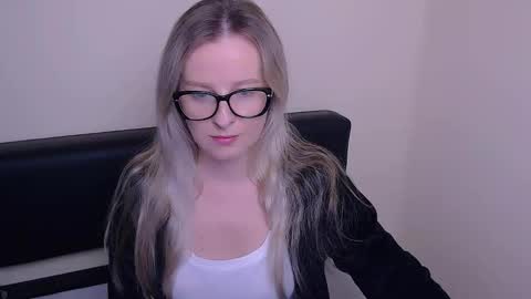 Snapshot of vanillaex_ chatting on September 18, 6:45 am Mia online show from September 18, 6:45 am