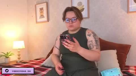 Vee Simons online show from February 4, 7:50 pm