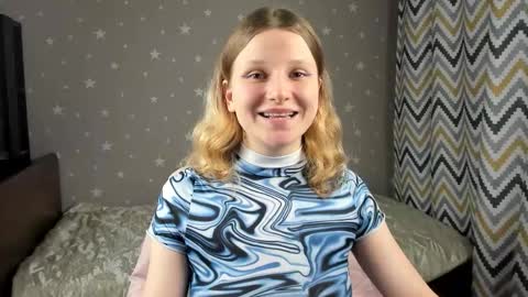 velvet_peach_ online show from December 5, 11:55 am