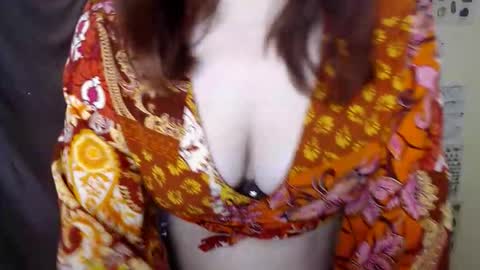 veryveryvery_shy online show from November 10, 9:04 am