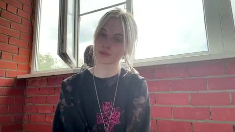Mia online show from May 14, 9:26 am