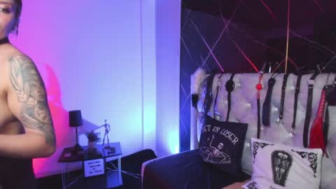 victoria_floyd1 online show from March 26, 9:49 pm