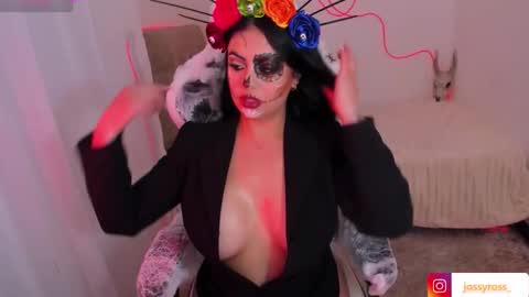 V  I C  T O R I A  online show from October 31, 9:41 pm