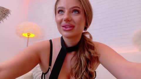 vikafever online show from December 4, 7:25 pm