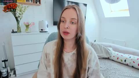 Violet online show from April 2, 1:19 pm