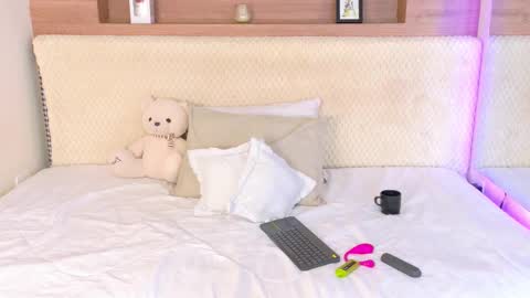 Violet online show from March 1, 1:22 pm