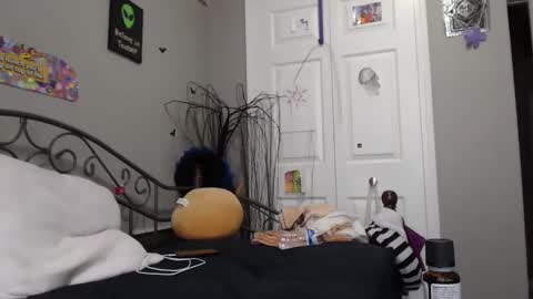 Violet Hooper online show from January 8, 5:05 pm