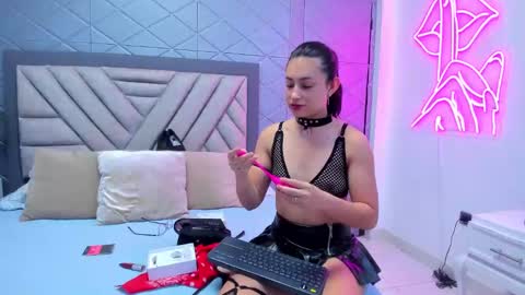 Snapshot of violetrousse chatting on March 11, 12:50 pm Violet Rousse online show from March 11, 12:50 pm