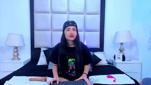 Snapshot of violetrousse chatting on February 16, 12:32 pm Violet Rousse online show from February 16, 12:32 pm