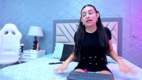 Snapshot of violetrousse chatting on February 3, 12:47 pm Violet Rousse online show from February 3, 12:47 pm
