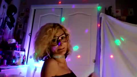 violetsprings7 online show from March 28, 12:37 pm