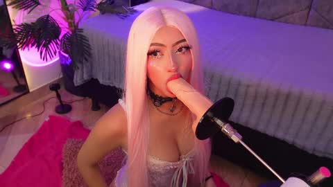 viollettebylyly online show from April 5, 1:32 pm