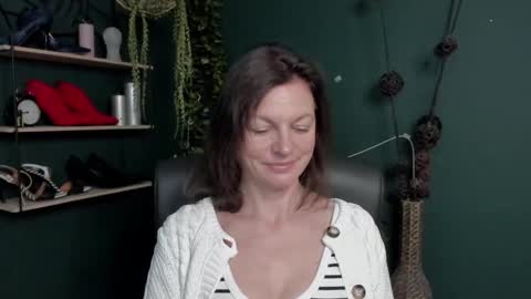 Snapshot of vivian_dream chatting on March 11, 7:35 am Vivian online show from March 11, 7:35 am