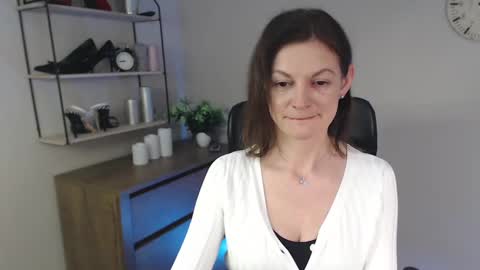 Snapshot of vivian_dream chatting on February 25, 7:52 am Vivian online show from February 25, 7:52 am