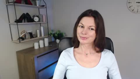 Snapshot of vivian_dream chatting on February 10, 6:53 am Vivian online show from February 10, 6:53 am