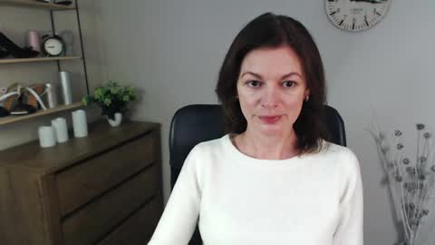 Snapshot of vivian_dream chatting on December 16, 6:43 am Vivian online show from December 16, 6:43 am