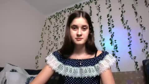 Snapshot of vixen_lily chatting on December 20, 6:02 pm Vixen Lily online show from December 20, 6:02 pm