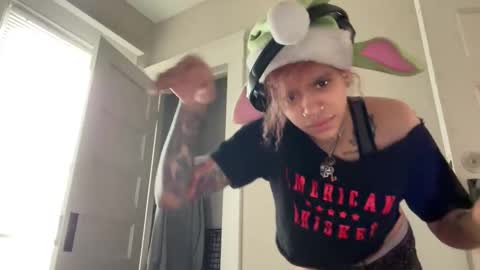 Snapshot of vveejay48826 chatting on October 31, 2:43 pm vveejay online show from October 31, 2:43 pm