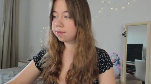 Snapshot of watermelon_sugar_ chatting on January 21, 8:41 am Tess  Pls support me with  Can we reach 155 my favorite number online show from January 21, 8:41 am