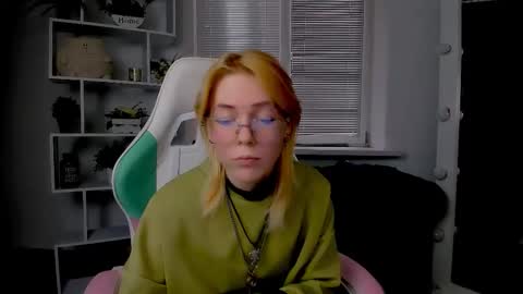 Snapshot of wild_berry_soul chatting on October 20, 6:49 am wild_berry_soul online show from October 20, 6:49 am