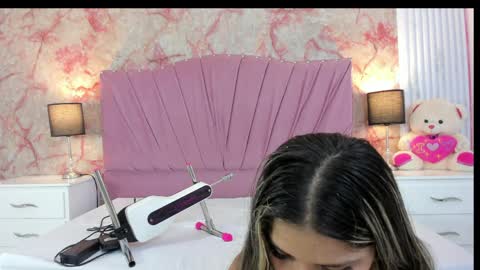 wonderkloe_ online show from April 5, 2:43 am