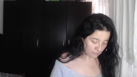 Snapshot of yasmin_love85 chatting on December 2, 2:07 pm yasmin_love85 online show from December 2, 2:07 pm