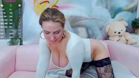 Snapshot of your_milf_lilly chatting on January 11, 7:28 am Lilly online show from January 11, 7:28 am