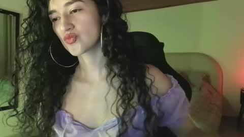 yourdreamgirl2025 online show from May 14, 1:00 am