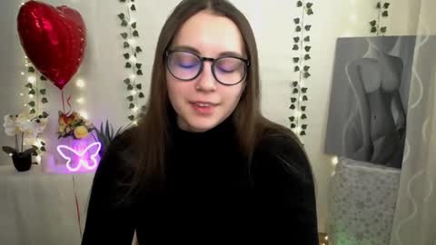 Snapshot of yours_piece_of_happiness_ chatting on February 19, 6:33 am Happy online show from February 19, 6:33 am