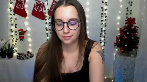 Snapshot of yours_piece_of_happiness_ chatting on January 6, 6:36 am Happy online show from January 6, 6:36 am