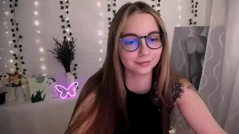 Snapshot of yours_piece_of_happiness_ chatting on September 22, 5:39 am Happy online show from September 22, 5:39 am