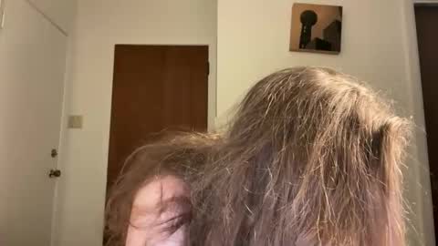 yumiandwolf online show from March 8, 3:32 am