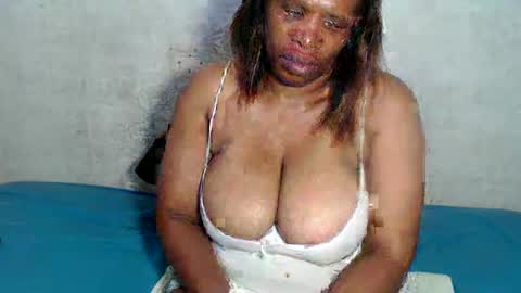 Snapshot of yummytittsxx chatting on January 15, 4:25 am yummytittsxx online show from January 15, 4:25 am