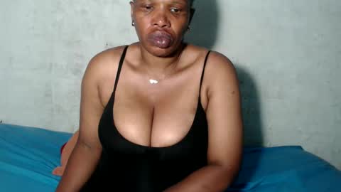 Snapshot of yummytittsxx chatting on February 5, 2:29 am yummytittsxx online show from February 5, 2:29 am