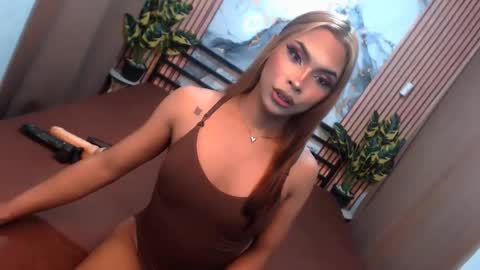 yvonnellvs online show from March 19, 7:07 pm