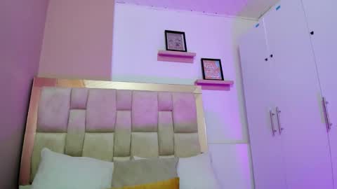 zoe_moreau online show from January 8, 7:18 pm