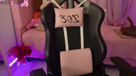 zoe_sullivan_ online show from June 5, 9:15 am