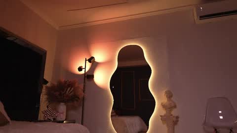 zoevidal_ online show from April 21, 12:12 pm