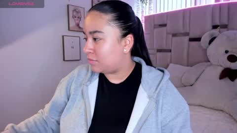 zoey thommpson online show from July 2, 9:10 pm