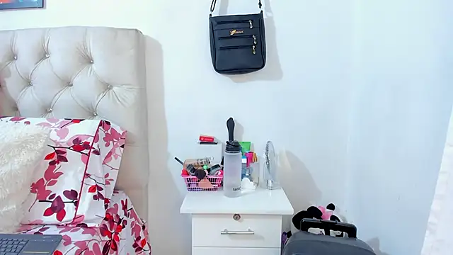 NayaWayne online show from March 27, 5:13 pm