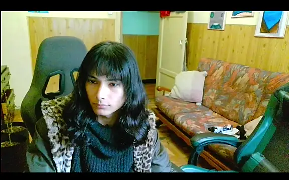 calliemaggotbone online show from December 20, 2:10 pm