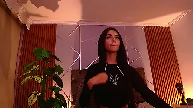 Coralinnee  online show from April 15, 6:25 am