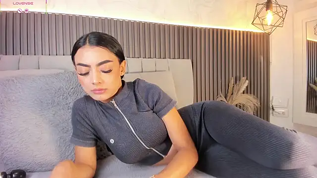 SHANONCLARK online show from November 18, 7:15 pm