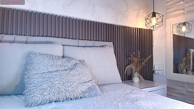 SHANONCLARK online show from March 3, 7:09 pm