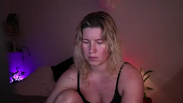 moonamii online show from November 20, 7:04 pm