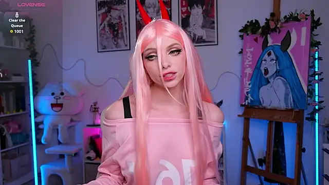 HolliWould  online show from September 12, 5:53 pm